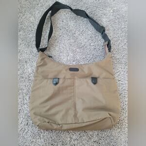 Baggallini brown crossbody/shoulder medium size front pockets with blue lining